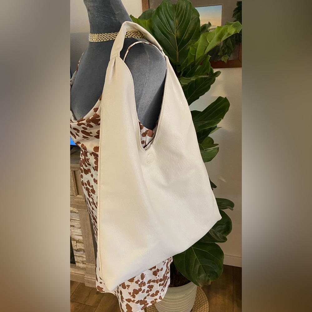 Elegant White Women's Bag🌼Great summer bag.